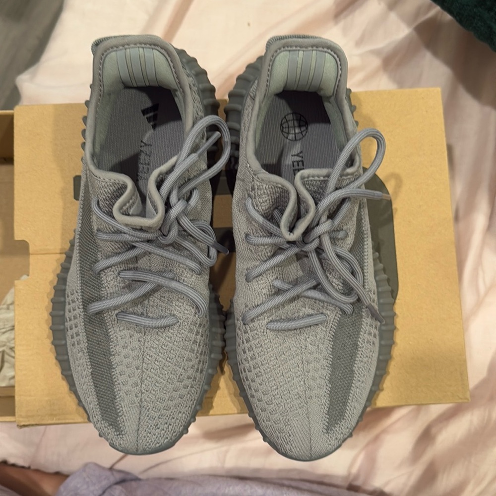 NWB Yeezy Boost 350 V2 sneakers in grey size US 7